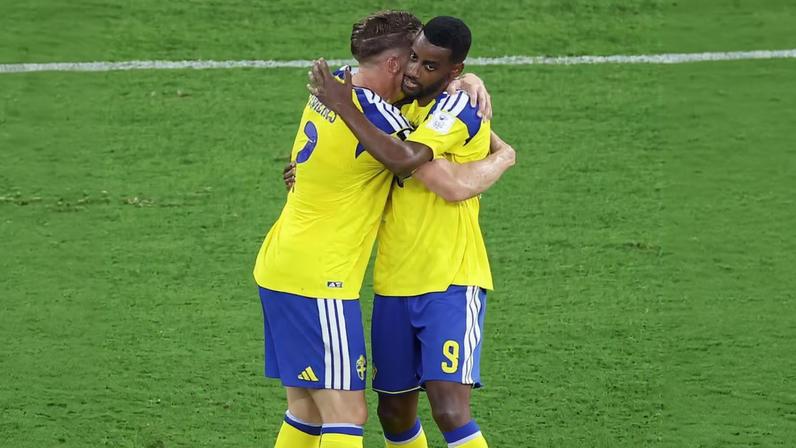 Alexander Isak comemora gol com Viktor Gyokeres — Foto: REUTERS/Raquel Cunha