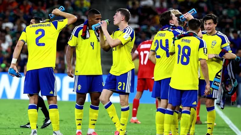 Seleção da Suécia durante pausa para hidratação em jogo da Copa do Mundo 2026