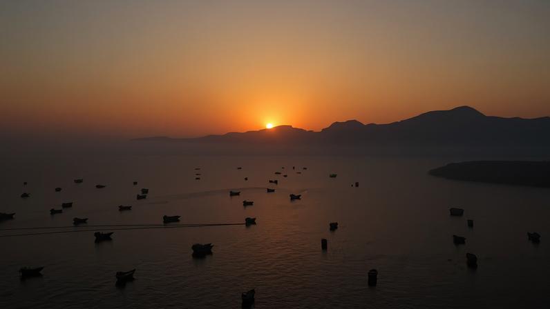 Uma imagem aérea capturada por drone mostra embarcações no Estreito de Ormuz , a partir de Musandam, Omã, em 15 de junho de 2026.