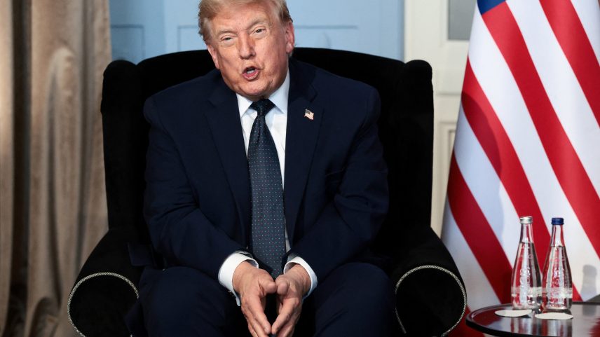 Presidente Donald Trump durante reunião do G7, em Evian, na França. — Foto: Reuters/Evelyn Hockstein