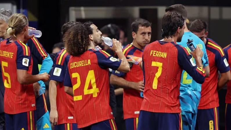 Jogadores da Espanha durante pausa para hidratação no jogo contra a Costa do Marfim em Atlanta, nesta segunda-feira (15)