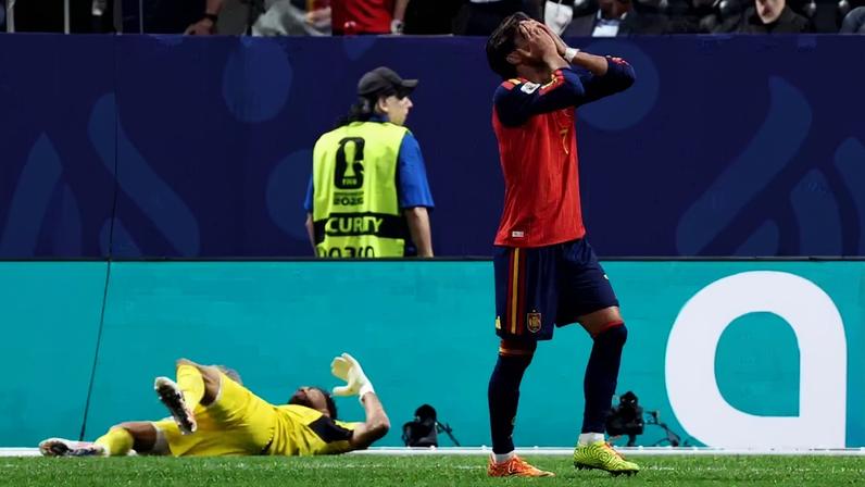Fernan Torres se lamenta diante de Vozinha em Espanha x Cabo Verde — Foto: Reuters