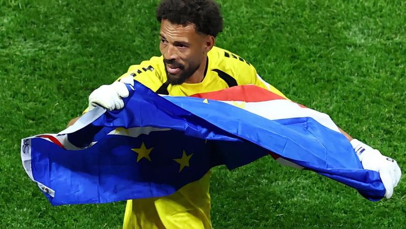 Vozinha, de Cabo Verde, comemora após empate com a Espanha.