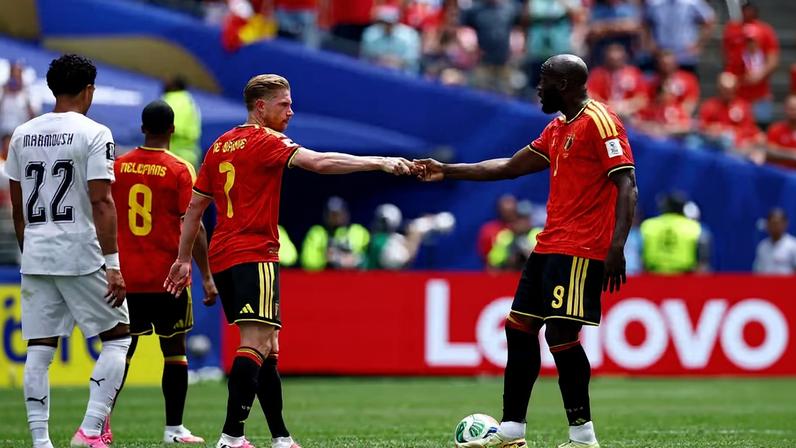 De Bruyne e Lukaku na partida contra o Egito — Foto: REUTERS/Agustin Marcarian