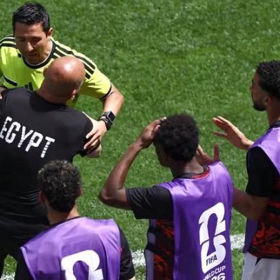 Técnico do Egito abraça quarto árbitro após lance polêmico contra Bélgica