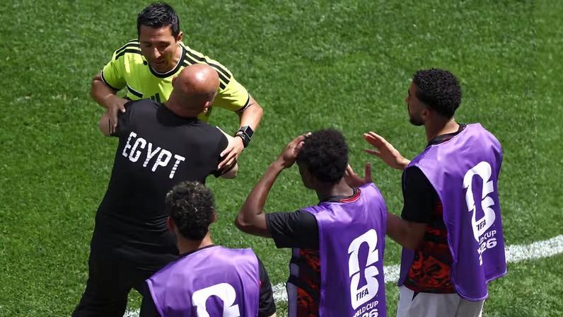 Hossam Hassan, técnico do Egito, abraça quarto árbitro durante jogo da Copa — Foto: REUTERS/Lee Smith
