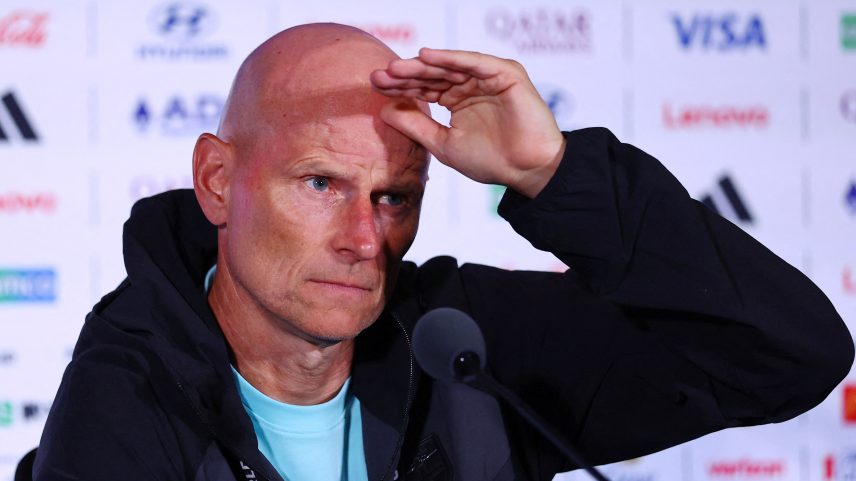 Stale Solbakken em entrevista coletiva da Noruega — Foto: REUTERS/Peter Cziborra