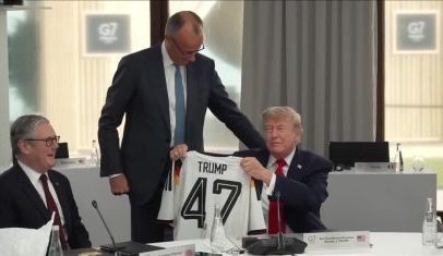 Chanceler Merz presenteia Trump com camisa da seleção durante G7