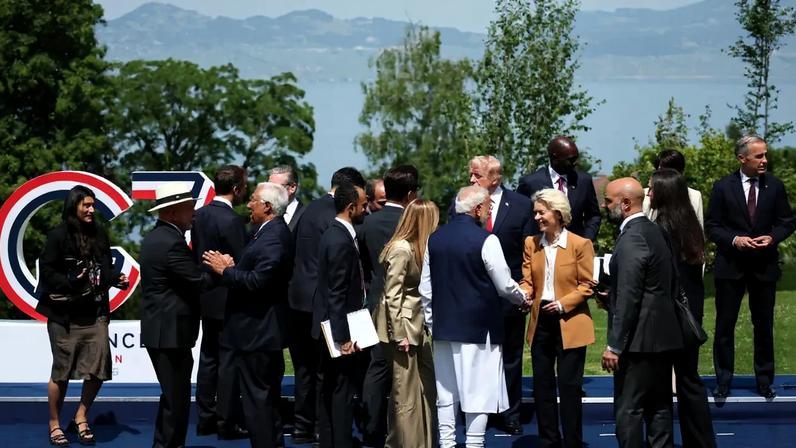 O presidente dos Estados Unidos, Donald Trump; o presidente da França, Emmanuel Macron; o primeiro-ministro do Canadá, Mark Carney; a primeira-ministra da Itália, Giorgia Meloni; a primeira-ministra do Japão, Sanae Takaichi; a presidente da Comissão Europeia, Ursula von der Leyen; o presidente do Conselho Europeu, António Costa; o presidente do Egito, Abdel Fattah al-Sisi; o presidente da Coreia do Sul, Lee Jae Myung; o primeiro-ministro da Índia, Narendra Modi; o presidente do Brasil, Luiz Inácio Lula da Silva; o presidente do Quênia, William Ruto; e o primeiro-ministro do Reino Unido, Keir Starmer conversam enquanto aguardam a foto de família durante a cúpula do G7, em Évian-les-Bains, na França, em 16 de junho de 2026. REUTERS/Isabel Infantes/Pool