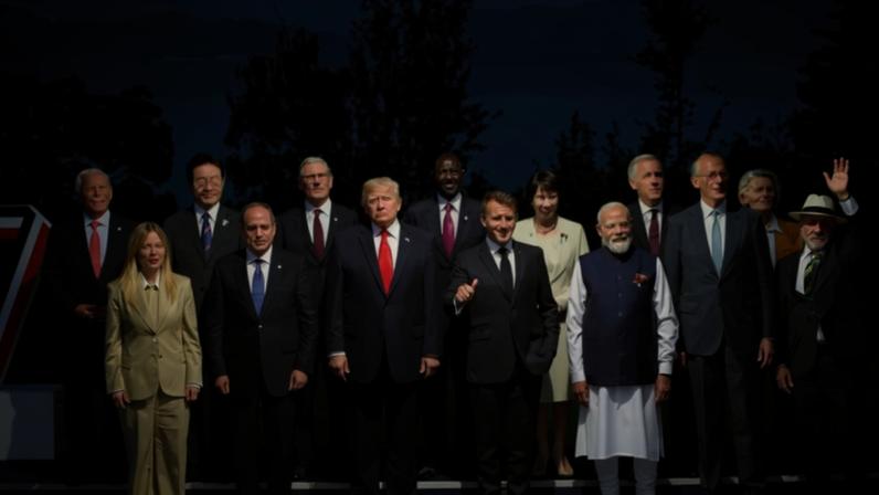O presidente dos Estados Unidos, Donald Trump; o presidente da França, Emmanuel Macron; o primeiro-ministro do Canadá, Mark Carney; a primeira-ministra da Itália, Giorgia Meloni; a primeira-ministra do Japão, Sanae Takaichi; a presidente da Comissão Europeia, Ursula von der Leyen; o presidente do Conselho Europeu, António Costa; o chanceler da Alemanha, Friedrich Merz; o presidente do Egito, Abdel Fattah al-Sisi; o presidente da Coreia do Sul, Lee Jae Myung; o primeiro-ministro da Índia, Narendra Modi; o presidente do Brasil, Luiz Inácio Lula da Silva; o presidente do Quênia, William Ruto; e o primeiro-ministro do Reino Unido, Keir Starmer, posam para a foto de família durante a cúpula do G7, em Évian-les-Bains, na França, em 16 de junho de 2026. REUTERS/Isabel Infantes/Pool. TPX IMAGES OF THE DAY