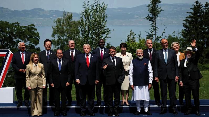 O presidente dos Estados Unidos, Donald Trump; o presidente da França, Emmanuel Macron; o primeiro-ministro do Canadá, Mark Carney; a primeira-ministra da Itália, Giorgia Meloni; a primeira-ministra do Japão, Sanae Takaichi; a presidente da Comissão Europeia, Ursula von der Leyen; o presidente do Conselho Europeu, António Costa; o chanceler da Alemanha, Friedrich Merz; o presidente do Egito, Abdel Fattah al-Sisi; o presidente da Coreia do Sul, Lee Jae Myung; o primeiro-ministro da Índia, Narendra Modi; o presidente do Brasil, Luiz Inácio Lula da Silva; o presidente do Quênia, William Ruto; e o primeiro-ministro do Reino Unido, Keir Starmer, posam para a foto de família durante a cúpula do G7, em Évian-les-Bains, na França, em 16 de junho de 2026. REUTERS/Isabel Infantes/Pool. TPX IMAGES OF THE DAY