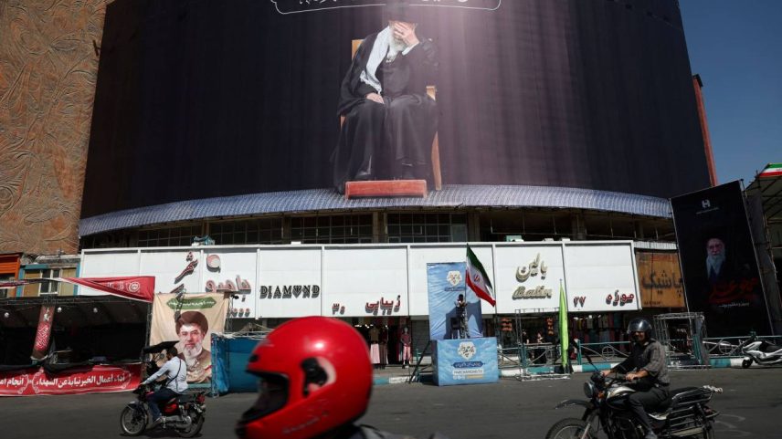 Outdoor com foto do falecido Líder Supremo do Irã, o aiatolá Ali Khamenei, em Teerã, Irã 15 de junho de 2026 Majid Asgaripour/WANA (Agência de Notícias da Ásia Ocidental) via REUTERS