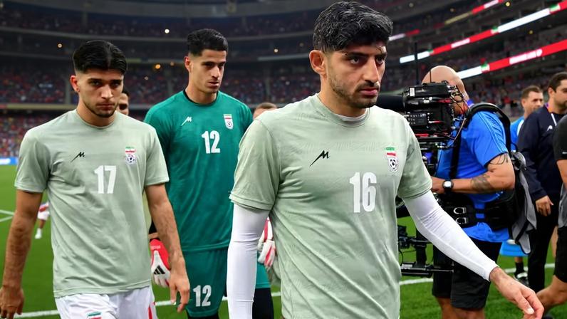 Mehdi Torabi, camisa 16 do Irã, ficou no banco contra a Nova Zelândia — Foto: Reuters