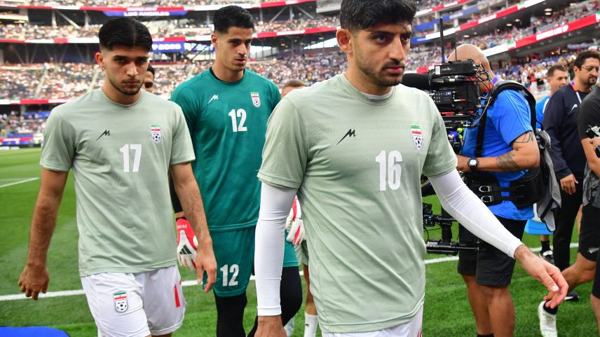 Mehdi Torabi, camisa 16 do Irã, ficou no banco contra a Nova Zelândia — Foto: Reuters