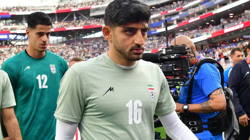 Mehdi Torabi (à frente) durante o aquecimento da partida contra a Nova Zelândia. — Foto: Gary Vasquez / IMAGN IMAGES via Reuters