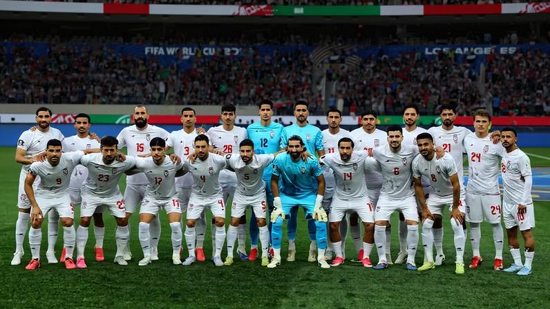 Seleção do Irã antes da partida contra a Nova Zelândia na primeira fase da Copa. — Foto: Daniel Cole / Reuters