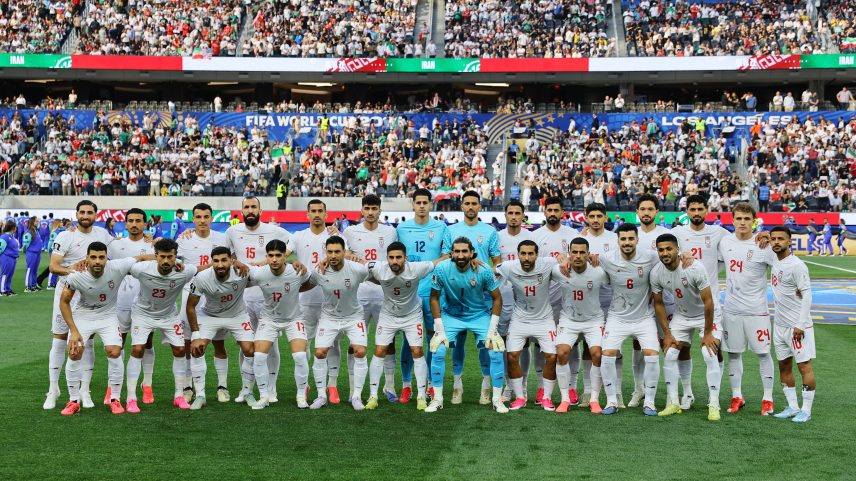 Seleção do Irã antes da partida contra a Nova Zelândia na primeira fase da Copa. — Foto: Daniel Cole / Reuters
