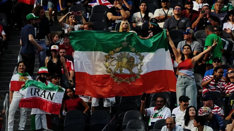 Torcida do Irã no jogo contra Nova Zelândia — Foto: REUTERS