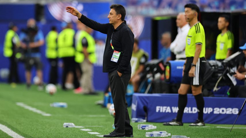 Amir Ghalenoei, técnico do Irã, na partida contra a Nova Zelândia — Foto: REUTERS
