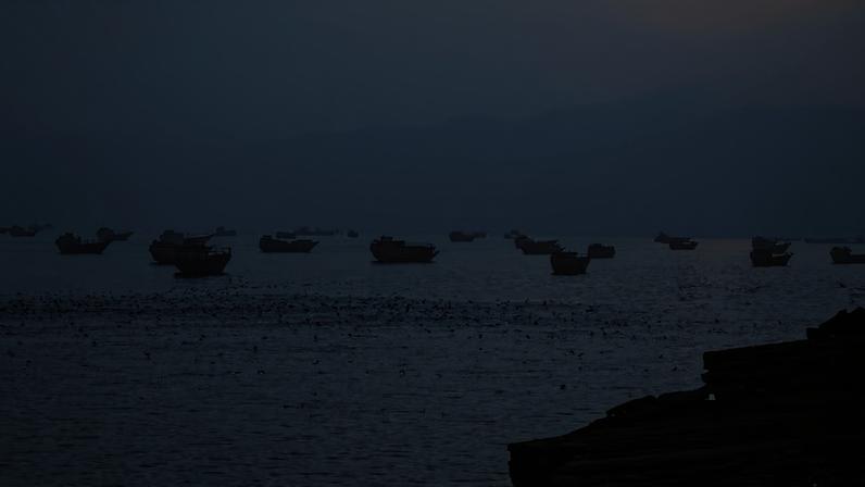 Embarcações no Estreito de Ormuz, vistas de Musandam, Omã, 16 de junho de 2026 — Foto: Reuters/Stringer/Foto de Arquivo