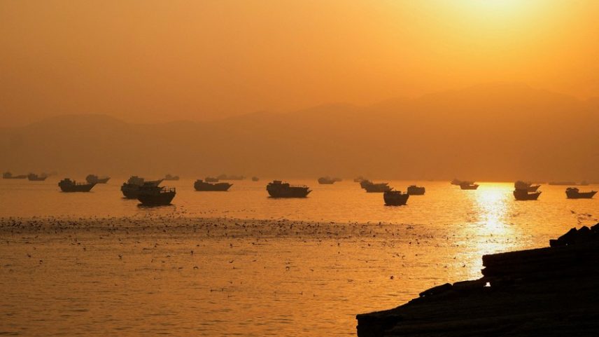Embarcações no Estreito de Ormuz, vistas de Musandam, Omã