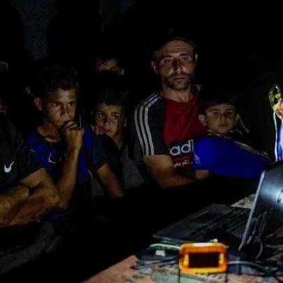 Deslocados em Gaza acompanham a Copa do Mundo em meio às ruínas