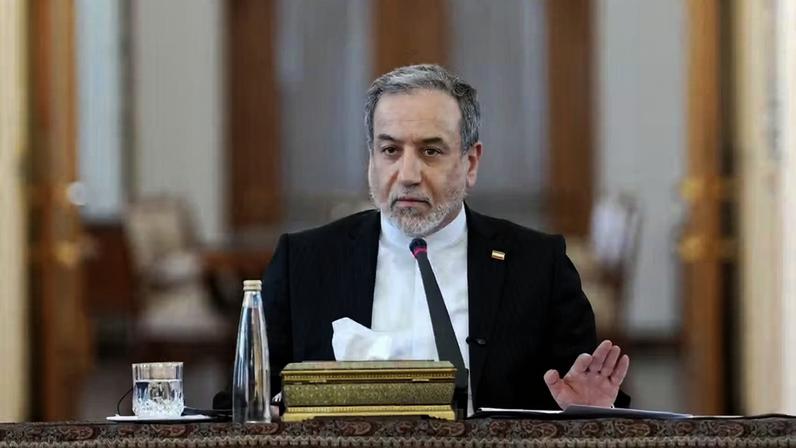 O Ministro das Relações Exteriores do Irã, Abbas Araqchi, discursa durante uma reunião com embaixadores estrangeiros em Teerã, Irã, em 16 de junho de 2026