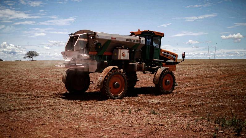 Trabalhador rural dirige trator espalhando fertilizante em campo de soja, perto de Brasília 15 de fevereiro de 2022 REUTERS/Adriano Machado