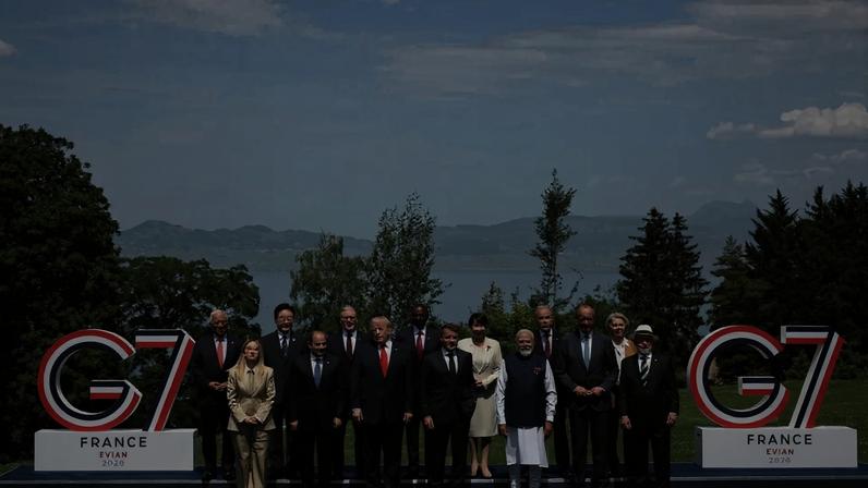 Foto de família da cúpula do G7 em Evián, na França, com residente dos EUA, Donald Trump; presidente da França, Emmanuel Macron; primeiro-ministro do Canadá, Mark Carney; primeira-ministra da Itália, Giorgia Meloni; primeira-ministra do Japão, Sanae Takaichi; presidente da Comissão Europeia, Ursula von der Leyen; presidente do Conselho Europeu, Antonio Costa; chanceler da Alemanha, Friedrich Merz; presidente do Egito, Abdel Fattah al-Sisi; presidente da Coreia do Sul, Lee Jae Myung; primeiro-ministro da Índia, Narendra Modi; presidente do Brasil, Luiz Inácio Lula da Silva; presidente do Quênia, William Ruto; e primeiro-ministro do Reino Unido, Keir Starmer, em 16 de junho de 2026. — Foto: Evelyn Hockstein/ Reuters