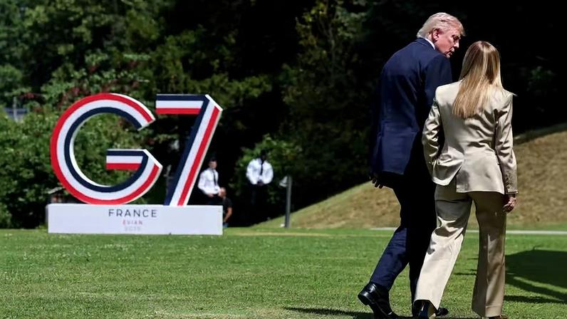 O presidente dos EUA, Donald Trump, caminha com a primeira-ministra italiana, Giorgia Meloni, durante a cúpula do G7, em Evian-les-Bains, França, em 16 de junho de 2026