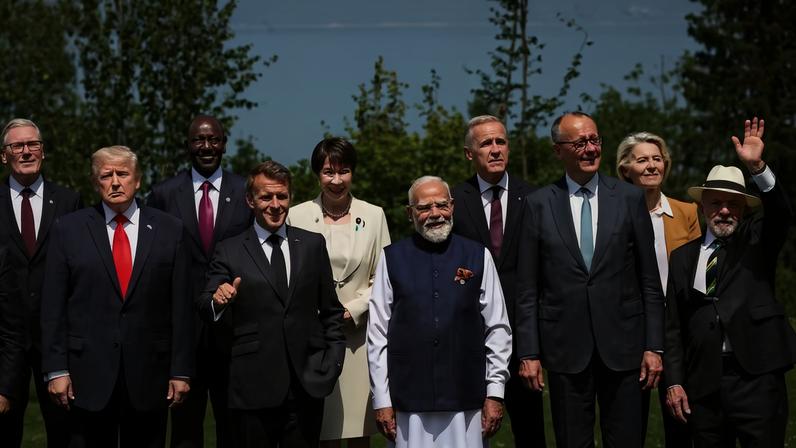 Lula em encontro do G7, bem distante de Trump até na foto oficial