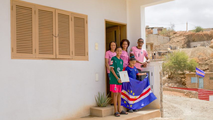 Família de Vozinha em São Viente, Cabo Verde, com a mãe Ana Candida Evora — Foto: Davidson Alves / Reuters