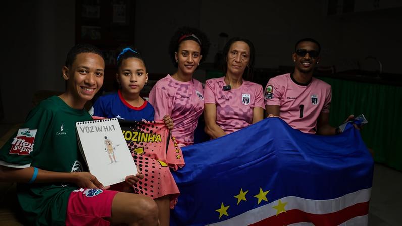 Ana Cândida Évora, mãe de Vozinha (segunda à direita), com familiares do goleiro em Praia, Cabo Verde