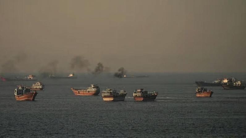 Embarcações no Estreito de Ormuz , vistas de Musandam, Omã, 15 de junho de 2026 — Foto: REUTERS/Stringer