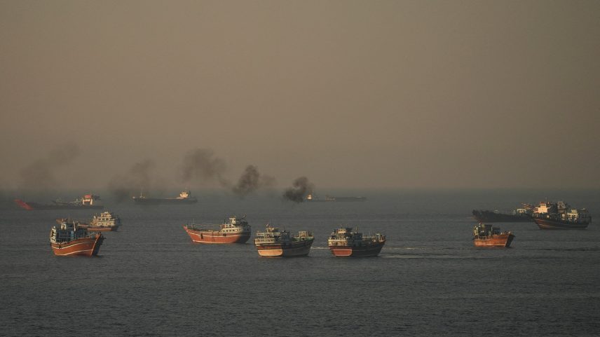 Embarcações no Estreito de Ormuz , vistas de Musandam, Omã, em 15 de junho de 2026 — Foto: REUTERS/Stringer