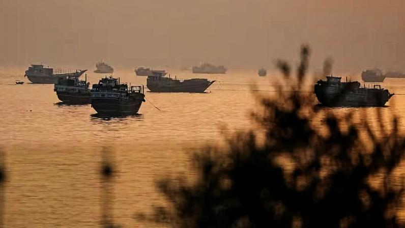 Embarcações no Estreito de Ormuz , vistas de Musandam, Omã, 16 de junho de 2026