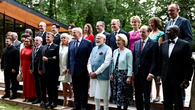 Líderes mundiais e cônjuges posam para foto antes de jantar de gala na cúpula do G7, em Evián, na França, em 16 de junho de 2026. — Foto: Evelyn Hockstein/ Reuters