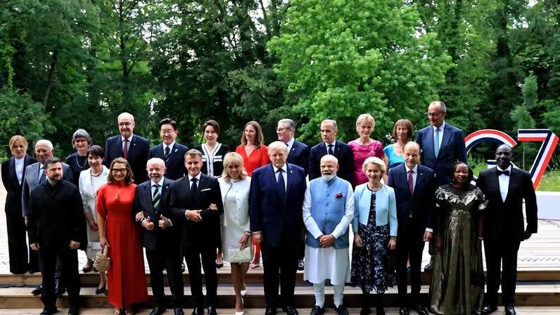 Lideranças do G7 e de nações convidadas no encontro do grupo em Évian-les-Bains, Alpes franceses — Foto: Reuters