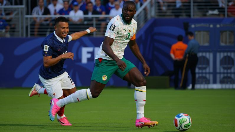 Koulibaly domina a bola na frente de Mbappé — Foto: Reuters