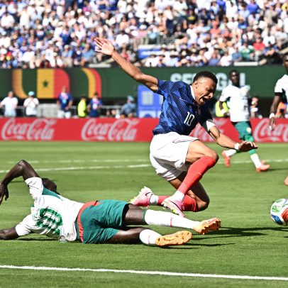 Árbitro australiano não marca pênalti de Mané em Mbappé, contrariando VAR