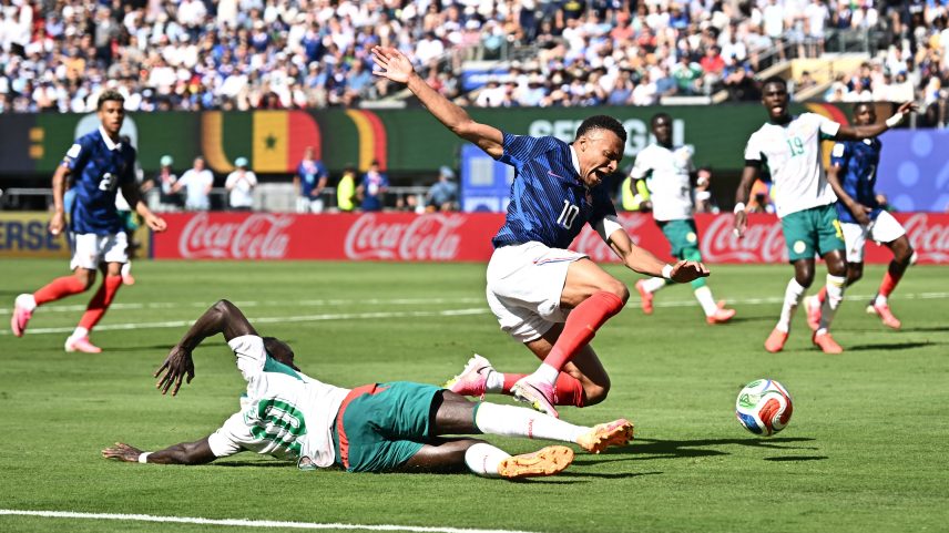 Mané e Mbappé disputam lance de possível pênalti em França x Senegal — Foto: REUTERS/Dylan Martinez
