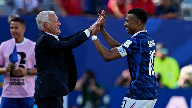 Deschamps e Mbappé após estreia da França — Foto: REUTERS/Dylan Martinez