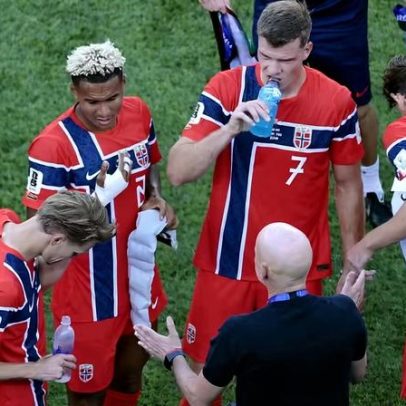 Jogadores da Noruega usam coletes de resfriamento na pausa do jogo