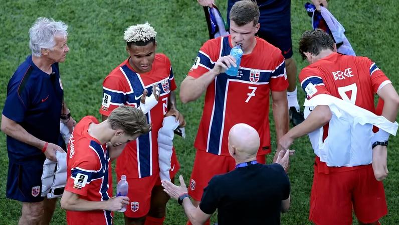 Noruega usa colete de resfriamento na parada de hidratação — Foto: Brian Snyder / Reuters