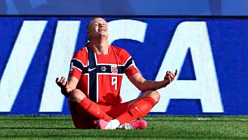 Haaland comemora gol da Noruega com meditação — Foto: Winslow Townson / Reuters