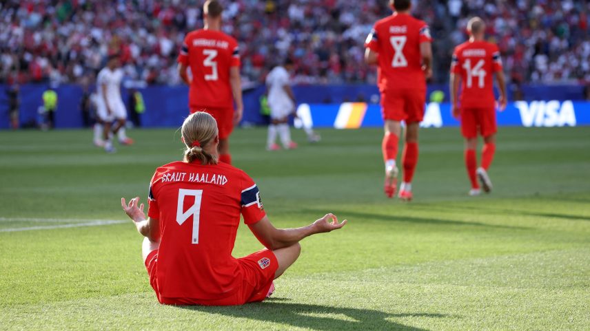 Haaland comemora gol da Noruega com meditação — Foto: Paul Rutherford / Reuters