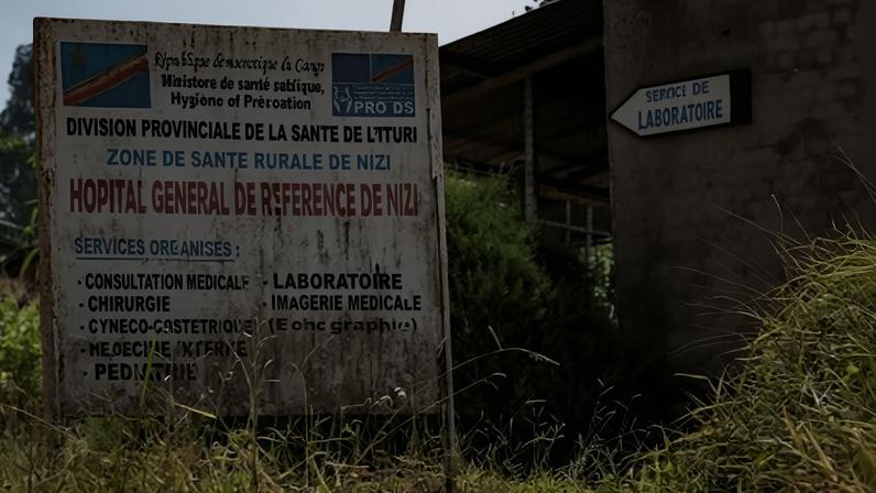 Placa sobre o ebola próxima a centro de saúde no território de Djugu, na província de Ituri, República Democrática do Congo