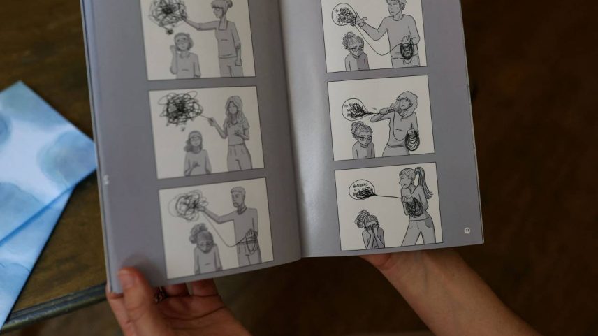 Irene Roggero Ugues, cuja filha de 12 anos tirou a própria vida em 2024, segura um livreto ilustrado sobre a exposição dos adolescentes às redes sociais durante uma entrevista à Reuters em um café em Asti, na Itália, em 28 de maio de 2026 REUTERS/Claudia Greco