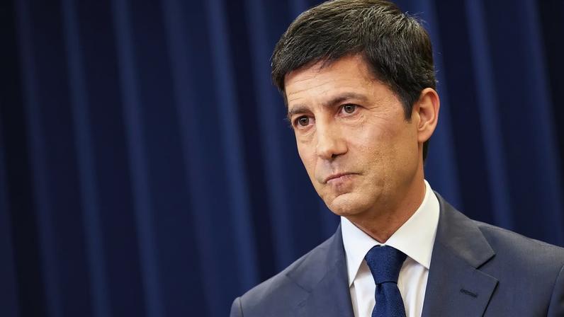 O novo presidente do Federal Reserve dos EUA, Kevin Warsh, concede uma coletiva de imprensa após uma reunião de dois dias do Comitê Federal de Mercado Aberto (FOMC), na sede do Federal Reserve em Washington, D.C., EUA, em 17 de junho de 2026. REUTERS/Eric Lee