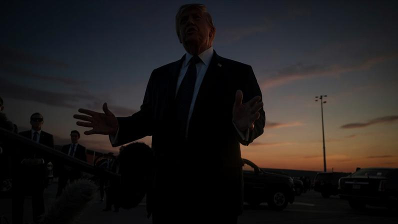 O presidente dos EUA, Donald Trump, fala com a imprensa ao chegar ao aeroporto de Orly, em Paris, após a Cúpula do G7 17 de junho de 2026 REUTERS/Evelyn Hockstein